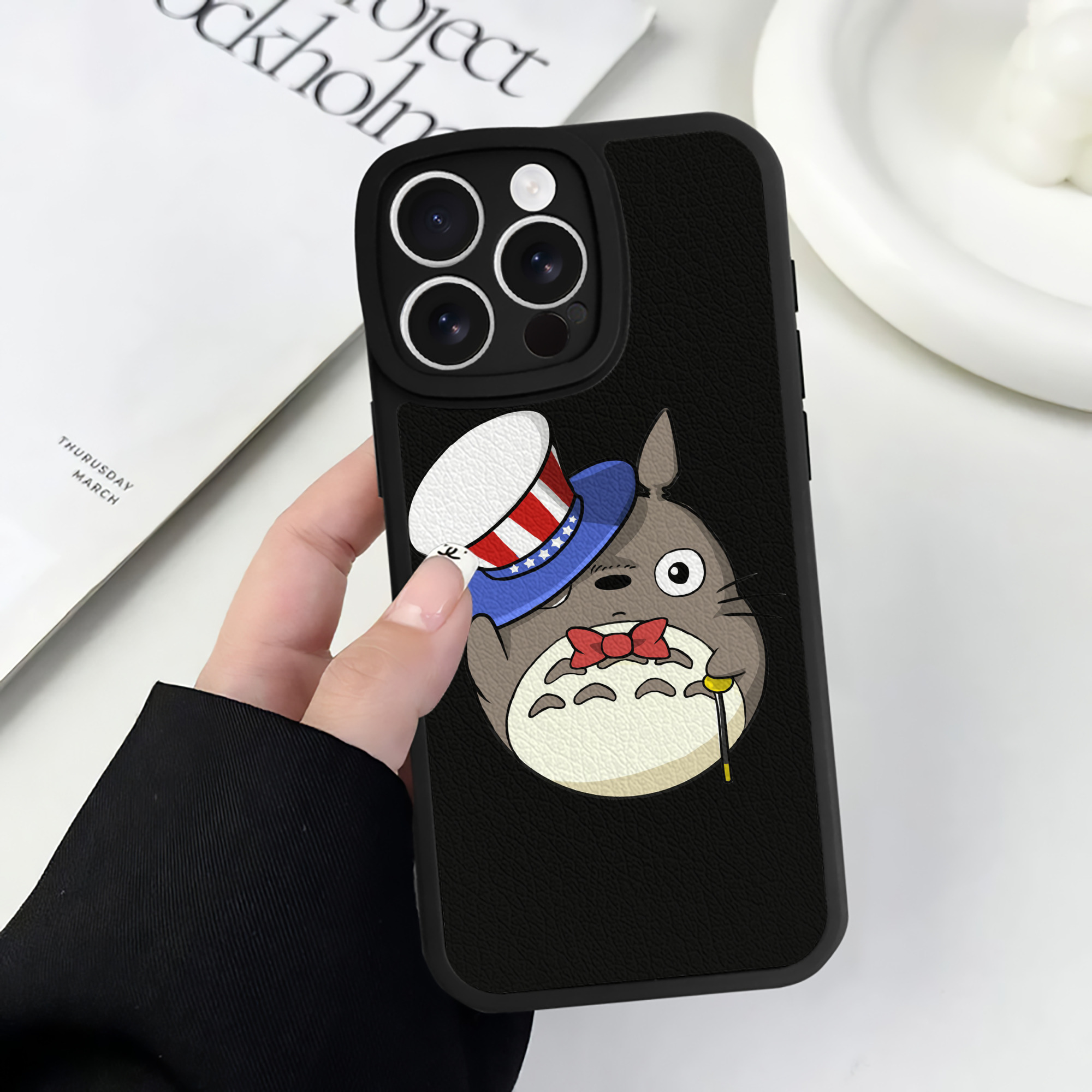 （画像用） となりのトトロ 草壁メイ 草壁サツキ My Neighbor Totoro Satsuki Kusakabe Mei Kusakabe 【iPhone 16シリーズ対応】シリコンスマホケース（レザー調） 材質：シリコン